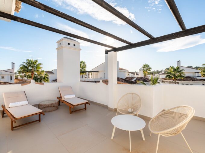 Terrace Modern Apartment for Sale in Los Naranjos. Property for sale in Marbella.