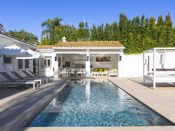 Pool Elegant Villa for Sale in Benahavis. Property for sale in Marbella.