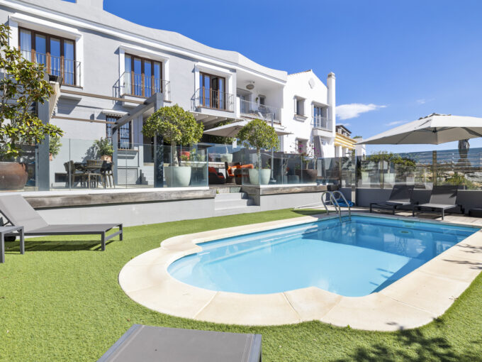 Exterior Exceptional Townhouse for Sale in La Perla de la Heredia