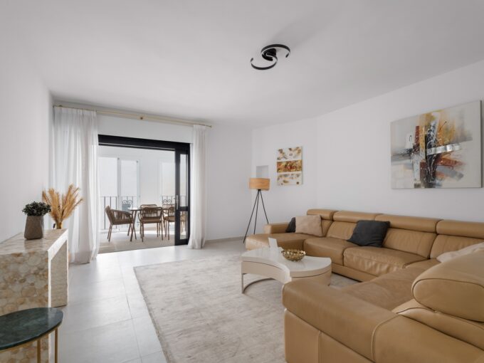 Salon Stylish Renovated Apartment for Sale in Puerto Banús, Marbella