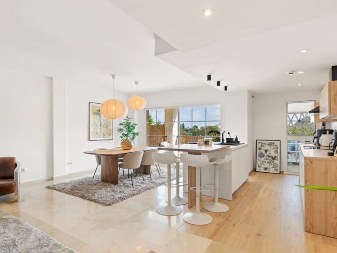 Salon Elegant Apartment for Sale in Los Almendros. Property for sale in Marbella.