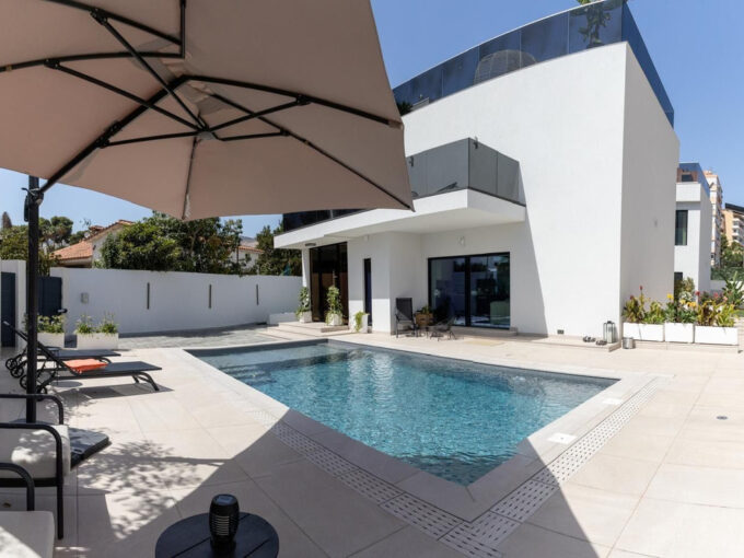 Pool Modern Villa for Sale in Benalmádena. Property for sale in Marbella.