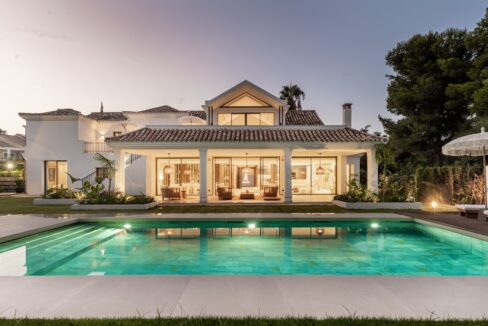 Night lights Exclusive Villa for Sale in Atalaya. Real estate for sale in Marbella.