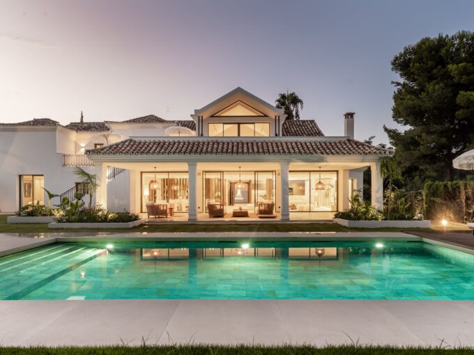Night lights Exclusive Villa for Sale in Atalaya. Real estate for sale in Marbella.