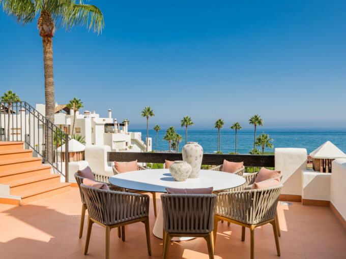 Outdoor table Beachfront Penthouse for Sale in Bahía del Velerín. Property for sale in Marbella.
