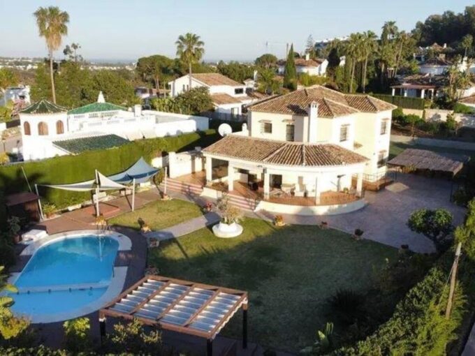 Contemporary Luxury Villa for Sale in Prestigious Nueva Andalucía