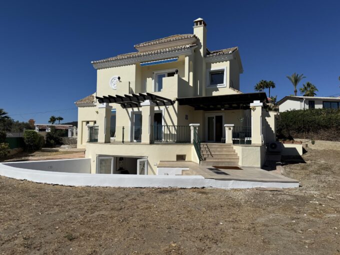 Contemporary Villa for Sale in Puerto Romano