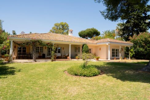 Exterior Villa and Plot with Project for Sale in El Paraíso, Estepona