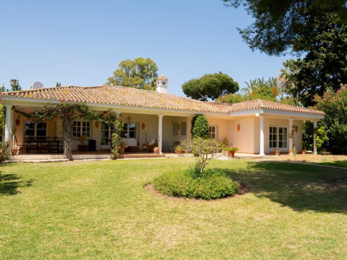 Exterior Villa and Plot with Project for Sale in El Paraíso, Estepona