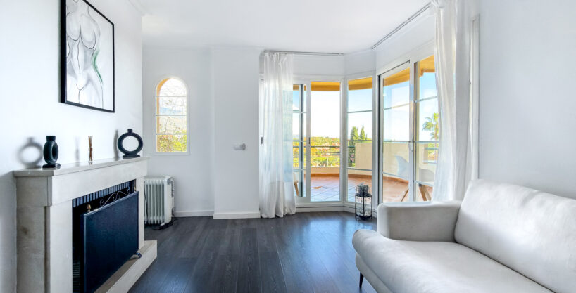 Fireplace Apartment for Sale with Sea and Mountain Views in Señorio de Aloha, Marbella
