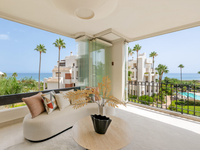 Living room Beachfront Apartment for Sale in Bahía del Velerín, Estepona