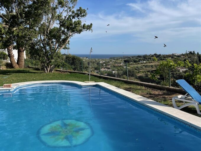 Pool One Level Villa for Sale in El Velerín. Real estate for sale in Marbella.