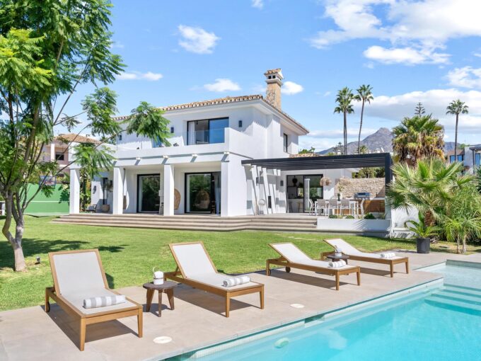 Contemporary Villa for Sale in Nueva Andalucía, Marbella