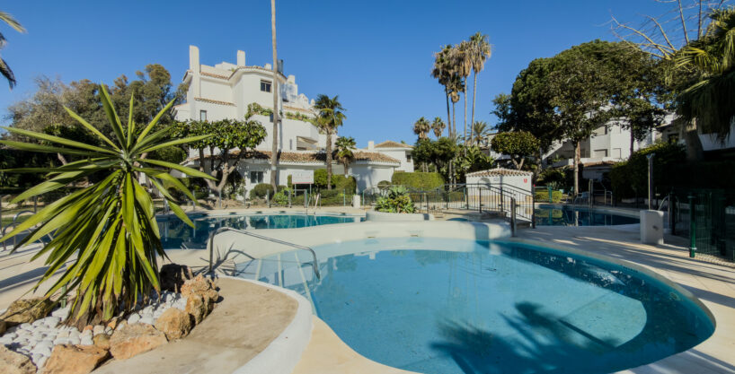 Pool Beachfront Apartment for Sale in Golden Beach Marbella, Costa del Sol