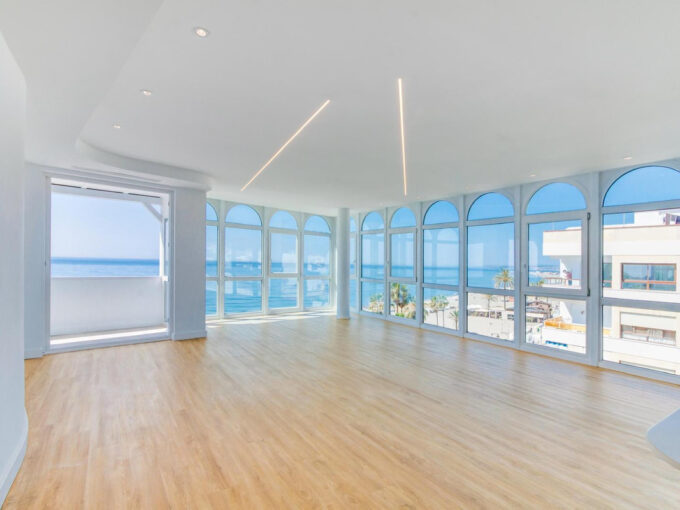 Salon Beachfront penthouse for sale in Estepona Old Town, Costa del Sol