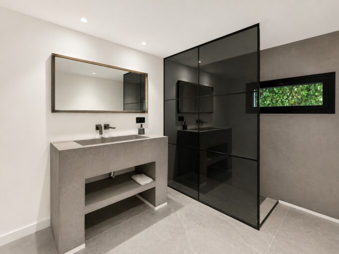 Modern bathroom in Designer Villa for sale in Nueva Andalucía, Marbella, Spain