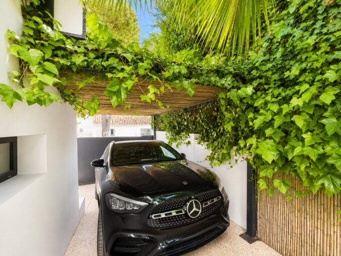 Private carport
