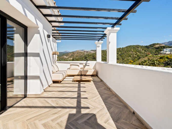 Terrace view Renovated Penthouse for Sale in Los Arcos de La Quinta, Marbella