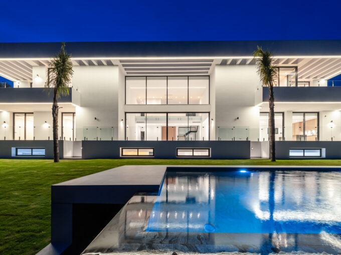 Front exterior of a luxury villa in Paraíso Alto, Benahavís