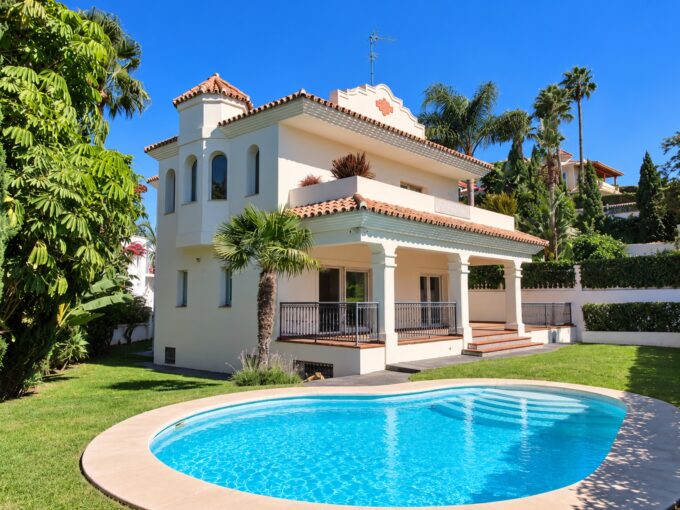 Private Swimming pool Frontline Golf Villa for sale in Guadalmina, Marbella, Costa del Sol